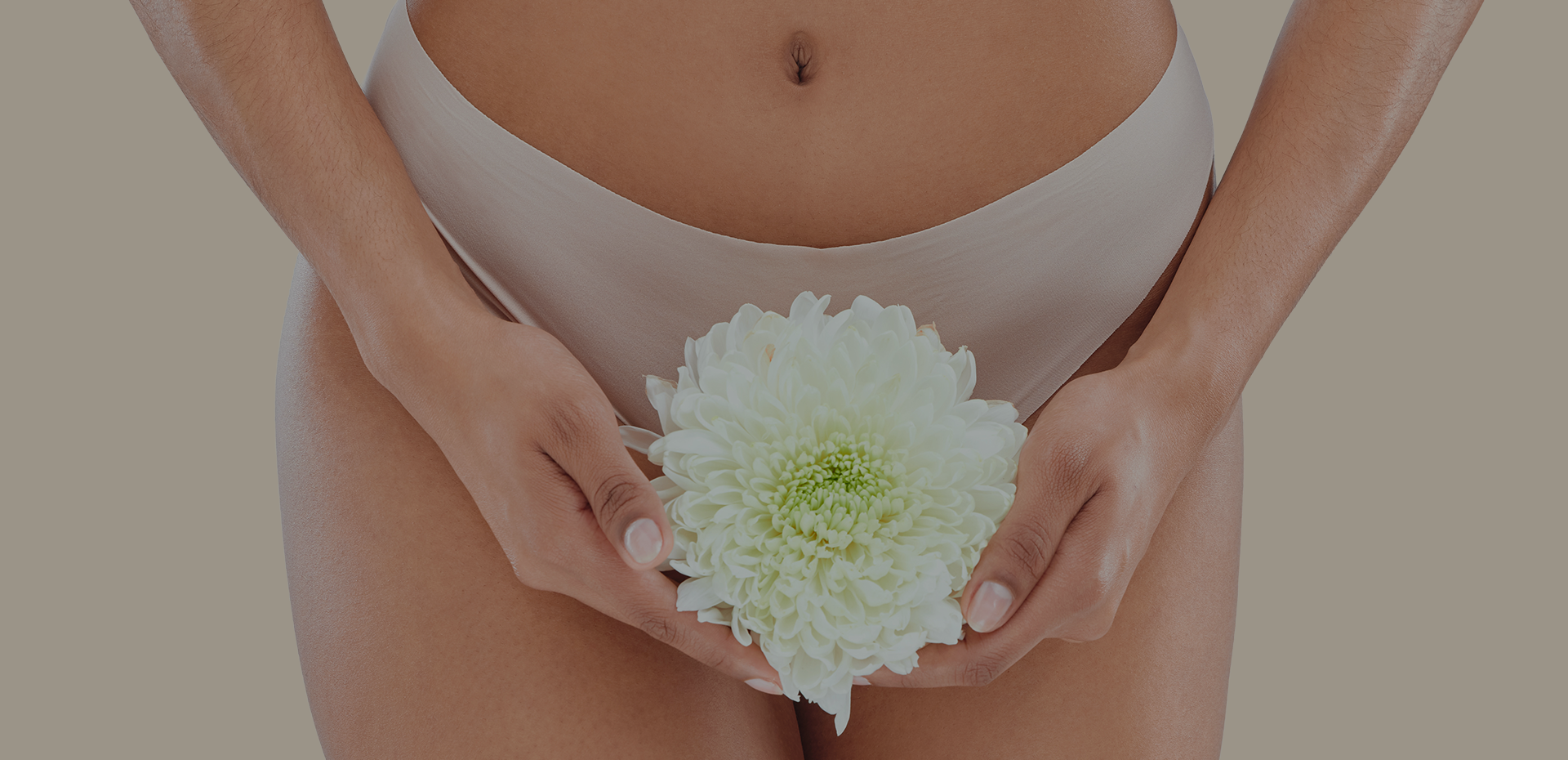흰 속옷을 입고 하복부 앞에 흰 꽃을 든 여성의 몸통