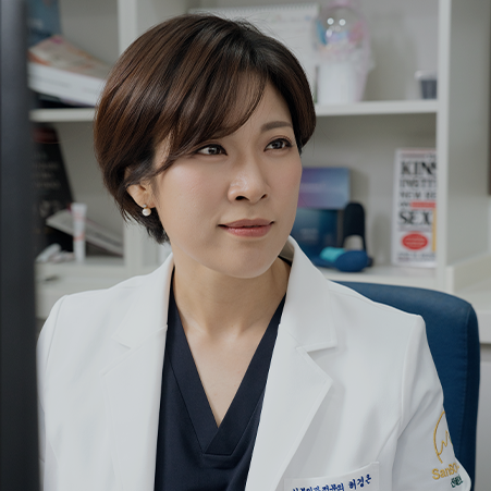 진료실에서 흰 가운을 입고 옆을 바라보는 잠실 산비오의원 산부인과 전문의 허경은