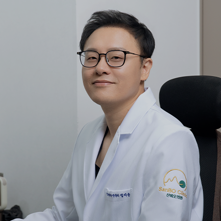 진료실 의자에 앉아 흰 가운을 입고 웃는 잠실 산비오의원 비뇨기과 전문의 정지윤