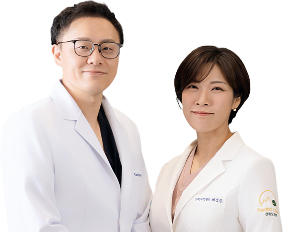 흰 가운을 입고 함께 선 잠실 산비오의원 비뇨기과 전문의 정지윤과 산부인과 전문의 허경은