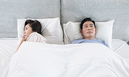 나란히 누워 서로 다른 방향을 바라보는 남녀