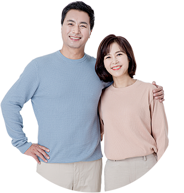 서로 어깨를 감싸고 미소 짓는 중년 남녀