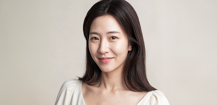 고압산소치료 여성 영역 안내에 사용된, 밝은 상의를 입고 웃는 긴 머리 여성 사진