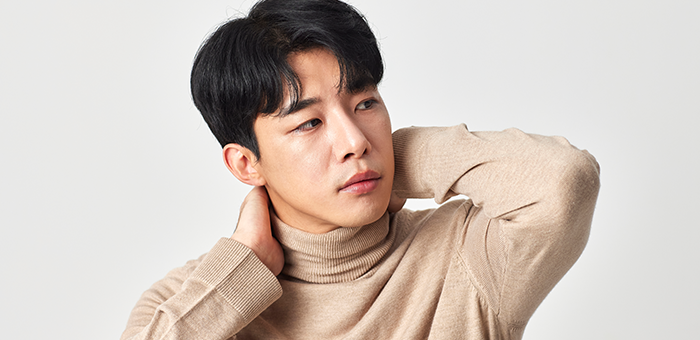 고압산소치료 남성 영역 안내에 사용된, 목 뒤에 두 손을 댄 남성 사진