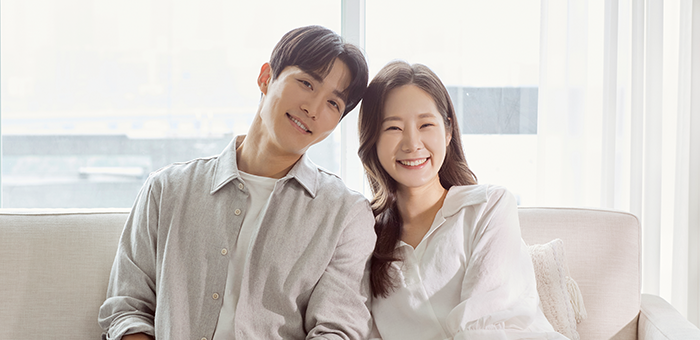 고압산소치료 부부 영역 안내에 사용된, 소파에서 서로 기대어 웃는 커플 사진