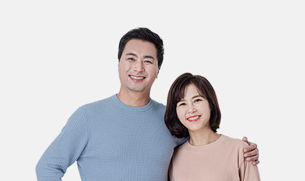 고압산소치료 사후 관리 안내에 사용된, 나란히 서서 웃는 중년 커플 사진