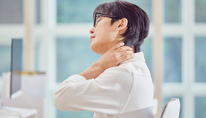 혈류·활력 안내에 사용된, 안경을 쓰고 목 옆에 손을 댄 남성 사진