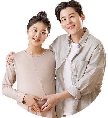 여성의 배에 함께 손을 얹고 미소 짓는 남녀