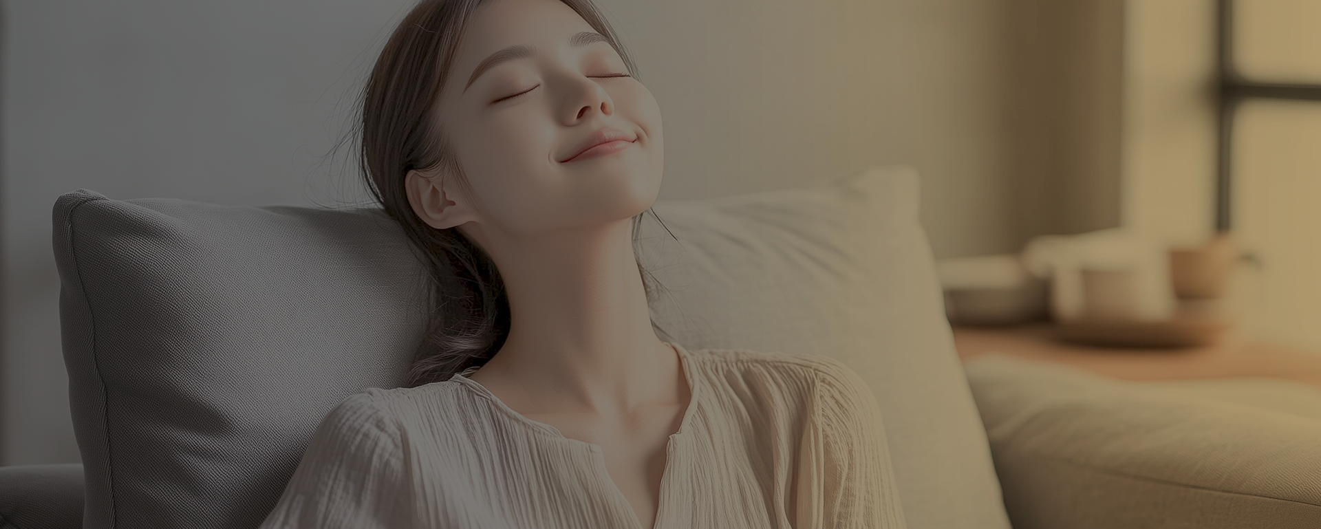 소파에 기대어 눈을 감고 휴식하는 여성
