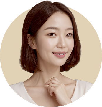 여성 리바이브 안내에 사용된, 베이지색 원형 배경 앞에서 웃는 단발 여성 사진