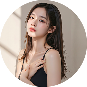 긴 머리의 여성이 검은색 상의를 입고 카메라를 바라보는 초상